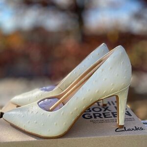 New! Clarks Women’s Gen0A85 Court Heels Pump White Interest Blanc Size: 7M